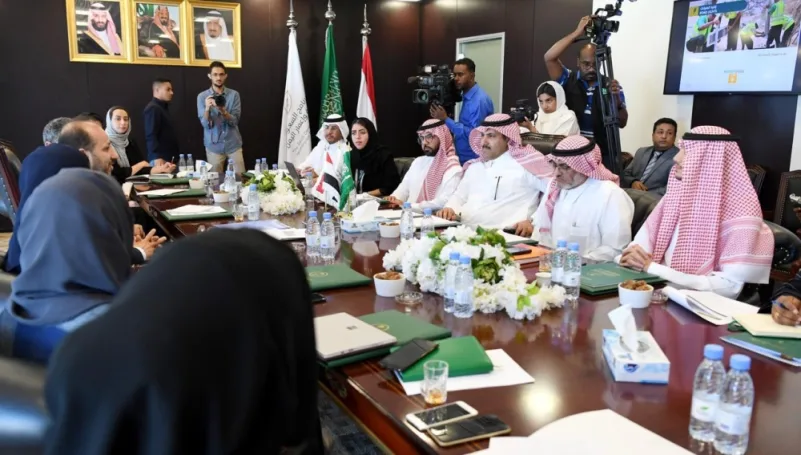 السفير آل جابر: الشعب اليمني في قلب واهتمام القيادة السعودية
