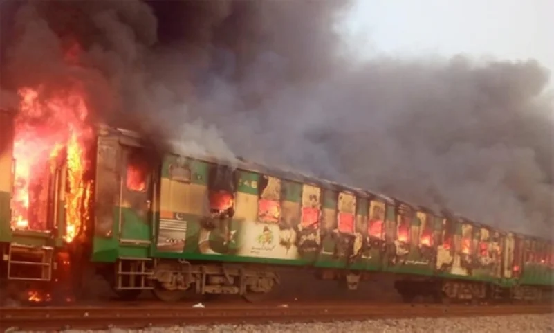 باكستان.. قتلى بالعشرات في احتراق قطار