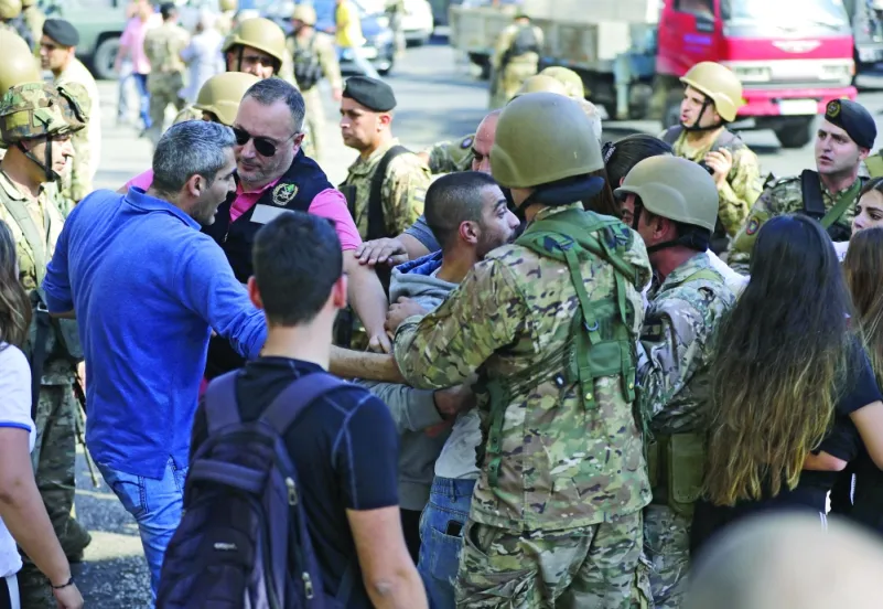 حراك لبنان.. الطرق «سالكة».. والاحتجاجات أمام المؤسسات