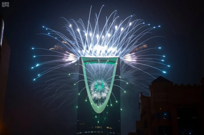 ألوان الفرح ترسمها الألعاب النارية في أمسيات "موسم الرياض"