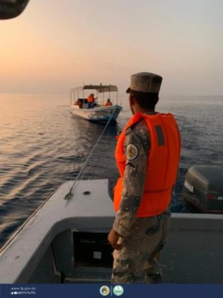 "حرس الحدود":  إنقاذ 4 أشخاص تعطَّل قاربهم في ينبع
