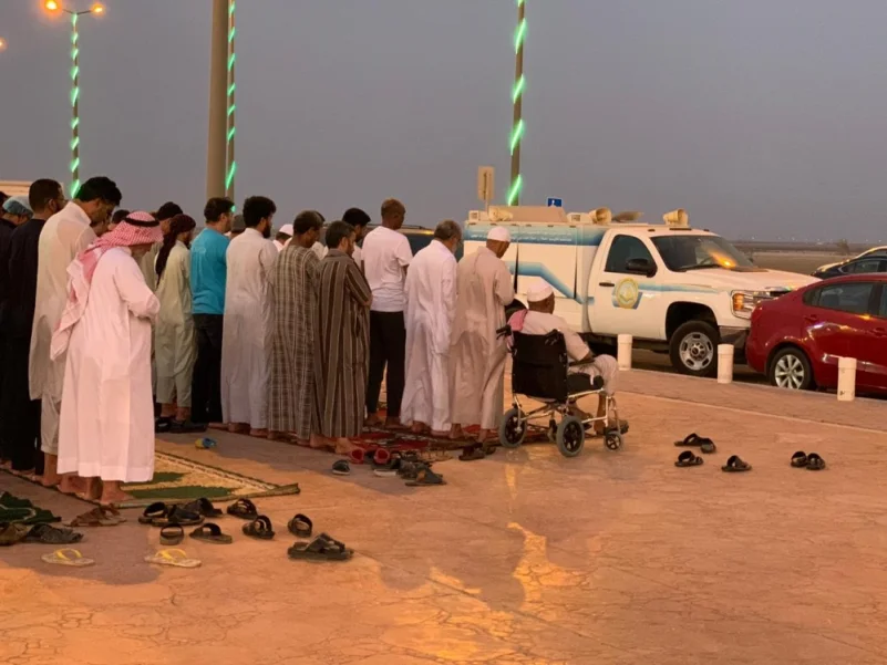 مصليات متنقلة على شواطئ جدة ورابغ