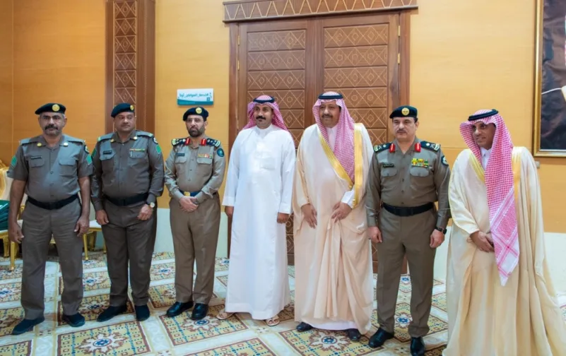 أمير الباحة يكرم مواطنا أنقذ أسرة من السيول