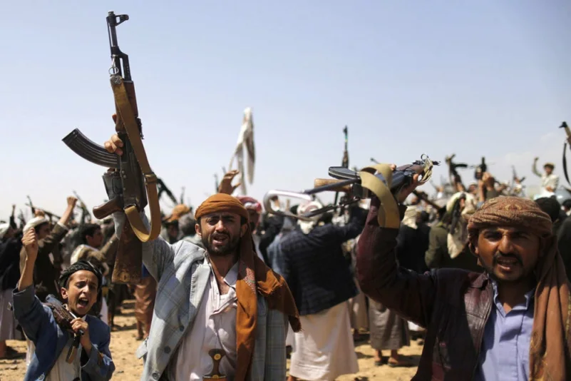 مليشيا الحوثي الإرهابية تنهب قافلة للصليب الأحمر في الحديدة