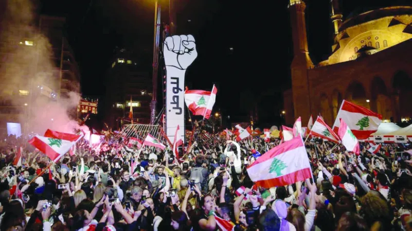 لبنان.. المتظاهرون الغاضبون يقطعون الشوارع