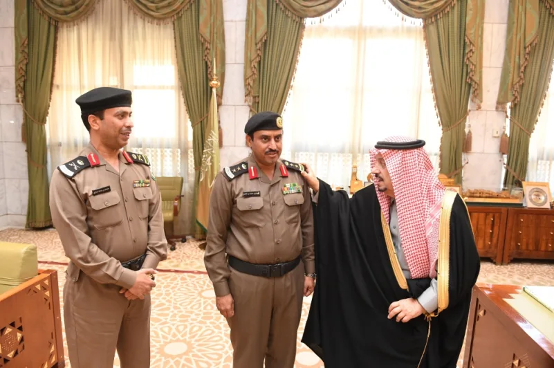 أمير الرياض يقلد قائد "أمن المواكب" رتبته الجديدة