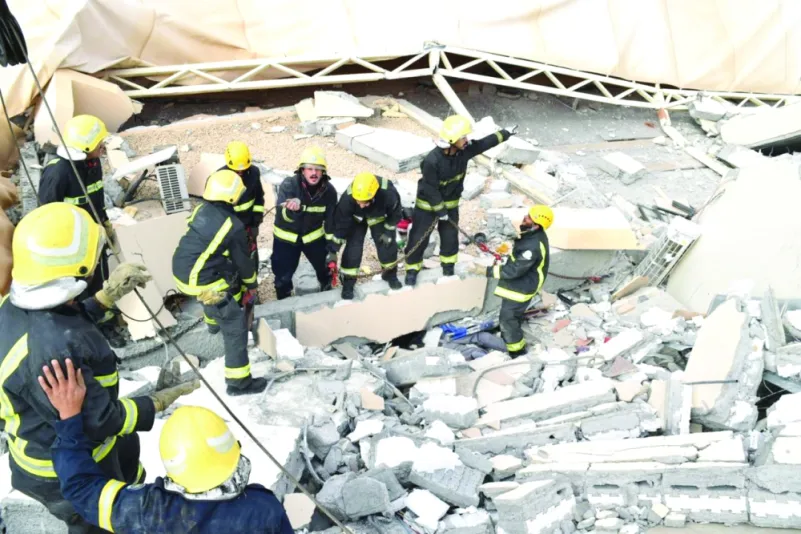 مصرع مواطن ومقيم وإصابة 13 في انهيارسقف مبنى جامعة أهلية بالرياض