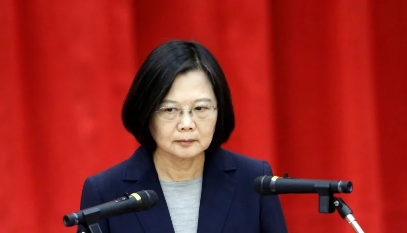 رئيسة تايوانية تحاول الإبحار بعيدا عن الشاطئ الصيني