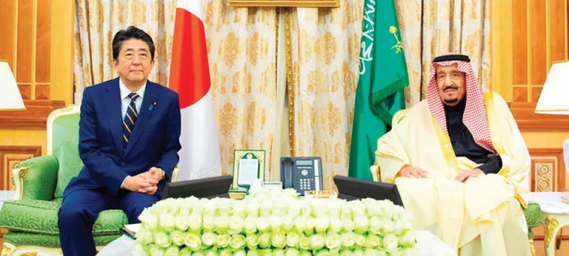 خادم الحرمين يبحث القضايا الإقليمية والدولية مع رئيس وزراء اليابان