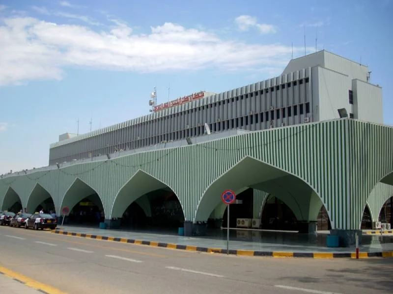 تعليق الملاحة الجوية في مطار طرابلس بعد سقوط صواريخ