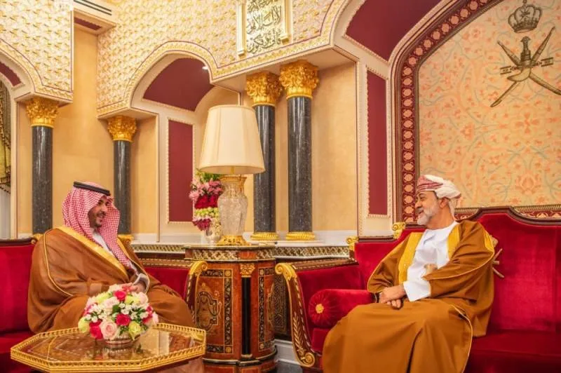 سلطان عمان يستقبل الأمير خالد بن سلمان