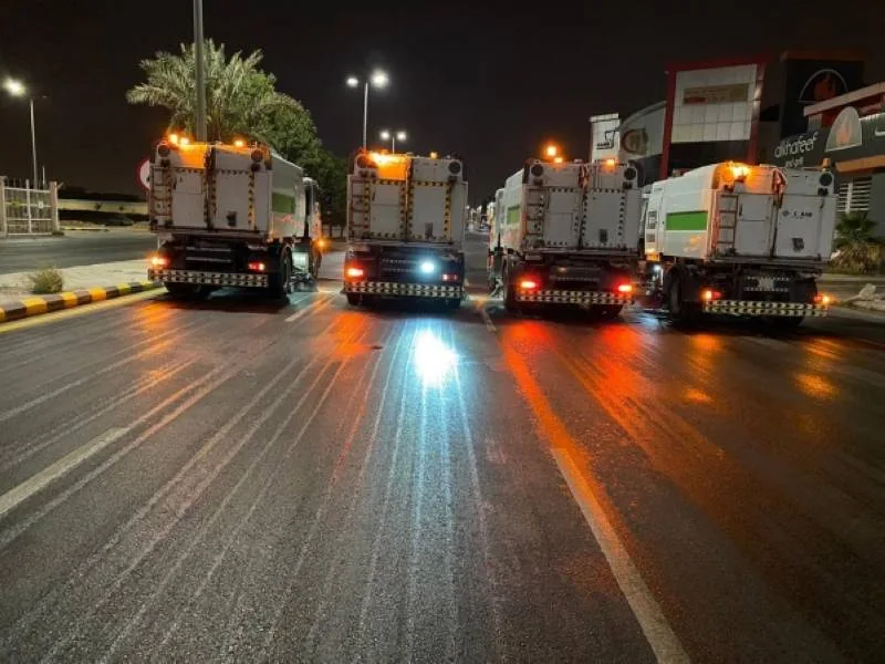 44 كانسة آلية تنظف طرقات الرياض خلال فترة منع التجول