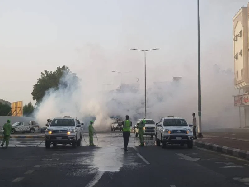 شوارع مكة تتعقم بعد حظر الـ24 ساعة