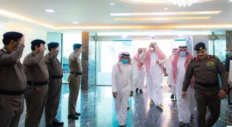 أمير الباحة يطلع على إجراءات منع التجول بغرفة العمليات الشرطة