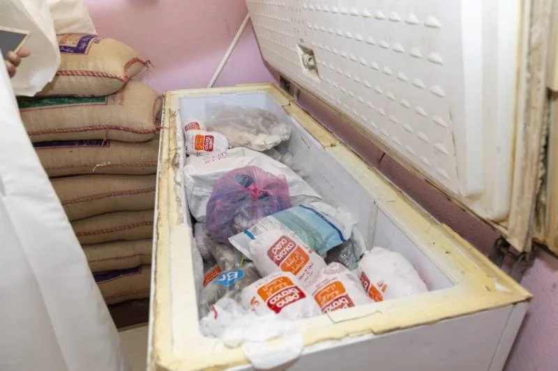 مُصادرة 913 كجم "أغذية" في مستودع سكن عمالة بالأحساء