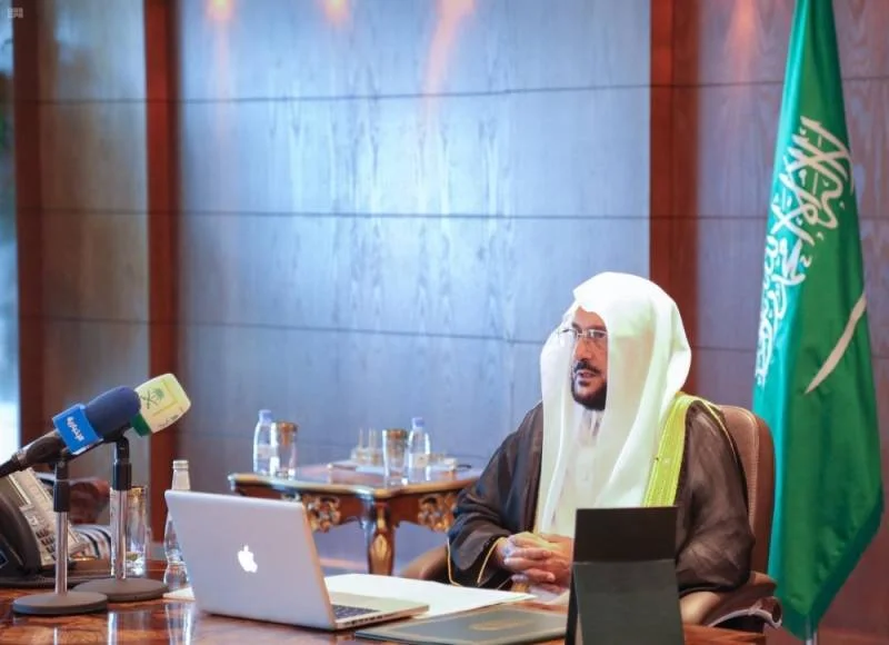 وزير الشؤون الإسلامية يدشن مشروع الترجمة الفورية لتلاوة أئمة الحرمين