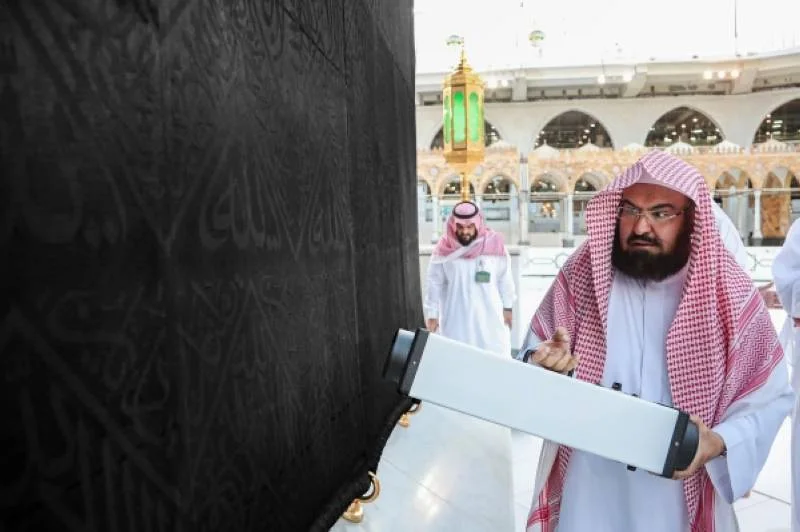 السديس يدشن تقنية التعقيم الجديدة (تك الاوزون) داخل المسجد الحرام