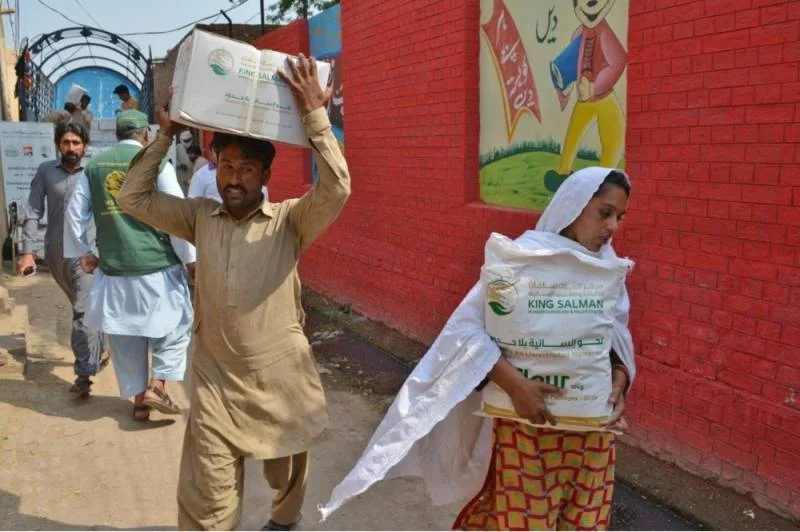 "سلمان للإغاثة" يواصل توزيع السلال الغذائية الرمضانية في باكستان