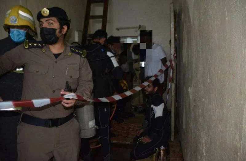 فرق الدفاع المدني بجدة تنتشل طفل سقط بخزان مياة