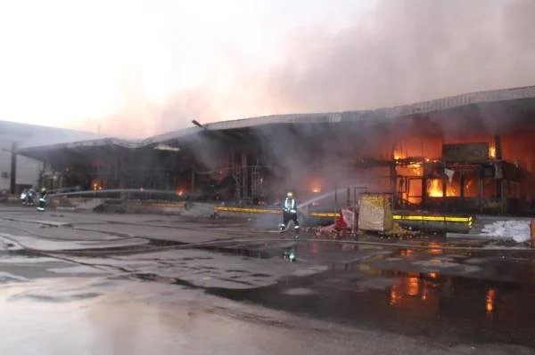 مدني الجوف يسيطر على حريق سوق الخضار بسكاكا