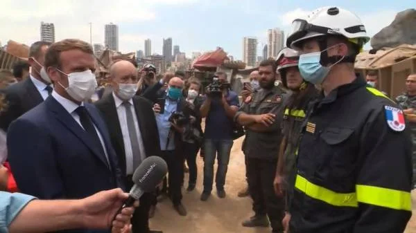 الرئيس الفرنسي يتفقد موقع الانفجار في مرفأ بيروت.. ويدعو إلى "مواجهة الفساد"