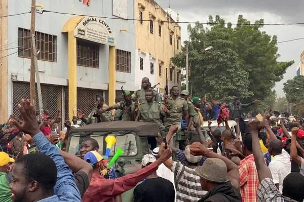 انقلاب عسكري في مالي.. واعتقال الرئيس ورئيس الوزراء