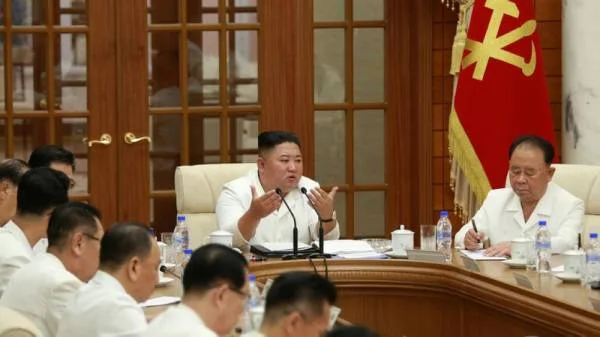 زعيم كوريا الشمالية يبحث في اجتماع تفشي الفيروس  في البلاد