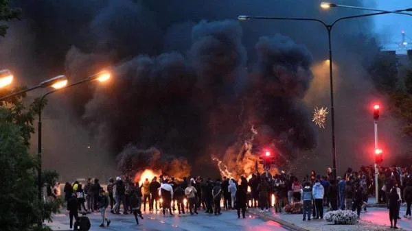 السويد.. احتجاجات عنيفة في مالمو بعد حرق نسخة من القرآن الكريم