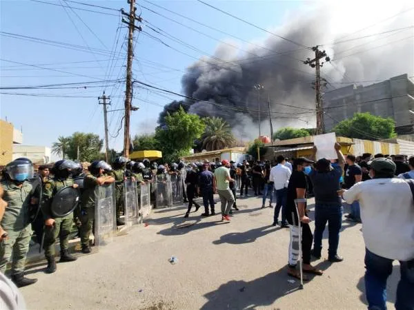 العراق.. "الحشد" يحرق مقر حزب كردي ببغداد