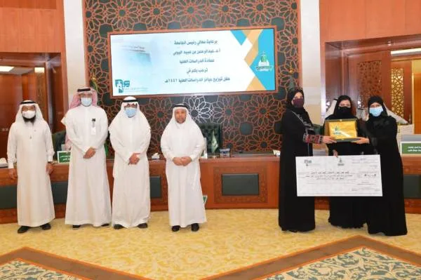 رئيس جامعة الملك عبدالعزيز يكرم الفائزين بجوائز الدراسات العليا