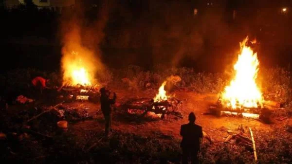 سريلانكا تحرق جثامين مسلمين قضوا جراء كوفيد-19 رغم اعتراض عائلاتهم