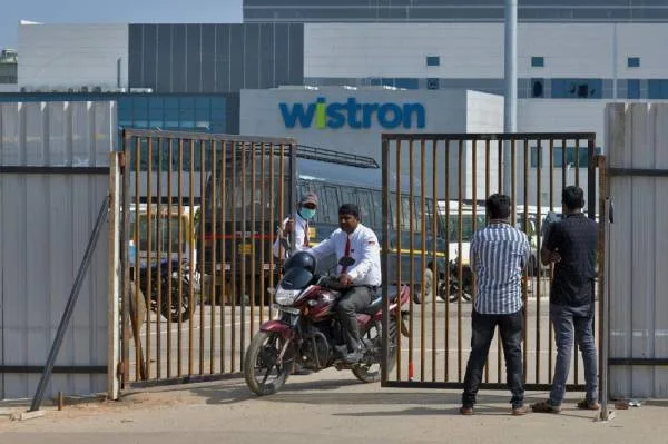 الهند : عمال ينهبون مصنعاً لهواتف iPhone