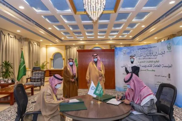 أمير الجوف يشهد مراسم توقيع 6 اتفاقيات بين عدد من الجهات