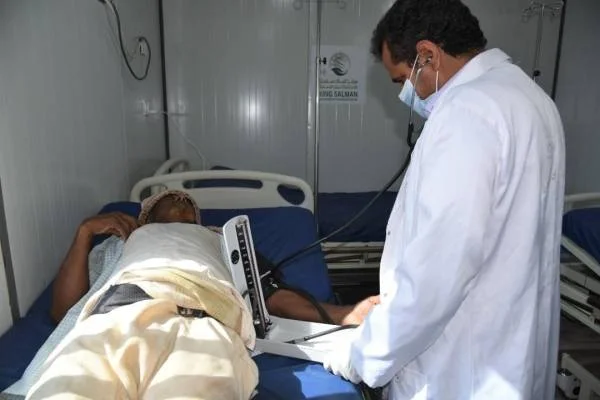 عيادات "سلمان للإغاثة" في مديرية عبس تواصل تقديم خدماتها العلاجية