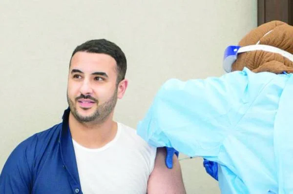 خالد بن سلمان يتلقى الجرعة الأولى من لقاح «كورونا»