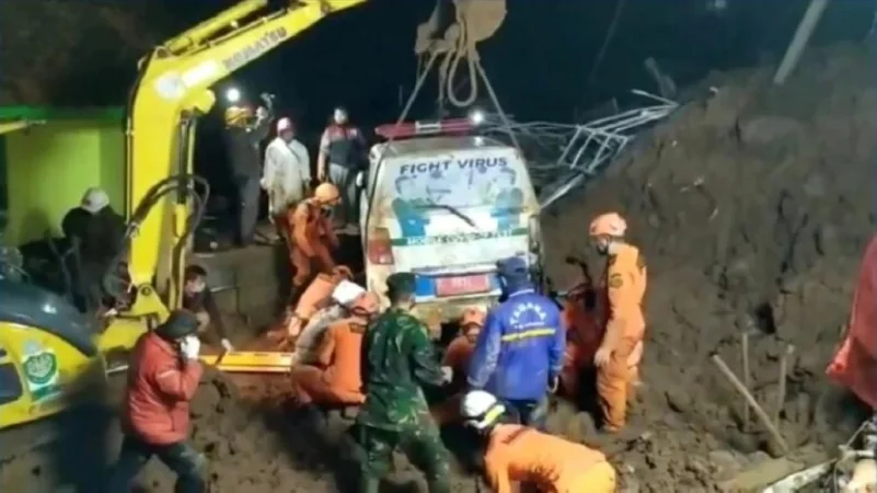مصرع 11 شخصًا في انهيارين أرضيين بإندونيسيا