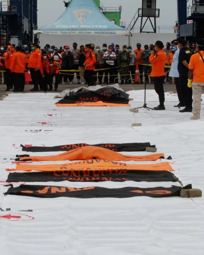 اندونيسيا : العثور على أشلاء جثث وحطام بموقع تحطم الطائرة