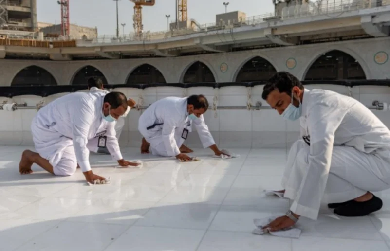 فريق سعودي مختص ينظف سطح الكعبة خلال (40) دقيقة