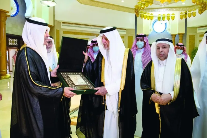 أمير مكة يتسلم درع منظمة التربية والعلوم والثقافة
