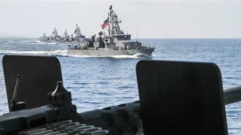 سفينة حربية أمريكية تحذر قوارب إيرانية بـ(30) طلقة في مضيق هرمز