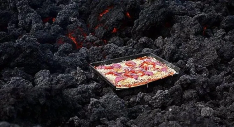 بالفيديو .. بيتزا مخبوزة على حمم بركانية