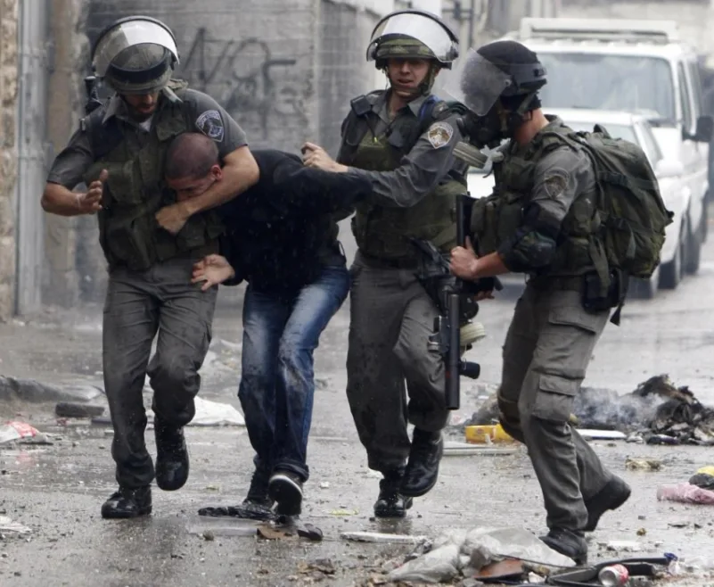 قوات الاحتلال تعتقل 14 فلسطينياً من القدس بينهم سيدة وطفل