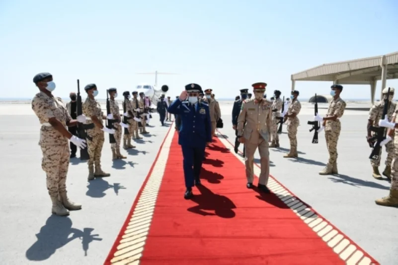 رئيس الأركان يبحث مع قائد "دفاع البحرين" أمن المنطقة