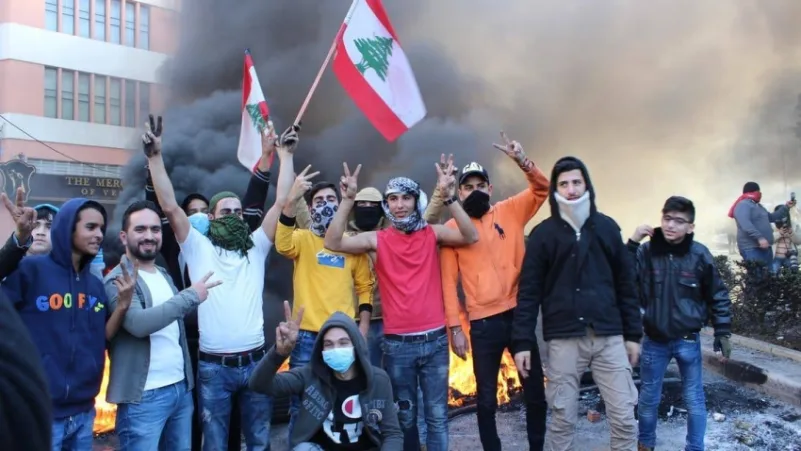 جرحى في تظاهرات لبنان مع استمرار تدهور العملة الوطنية