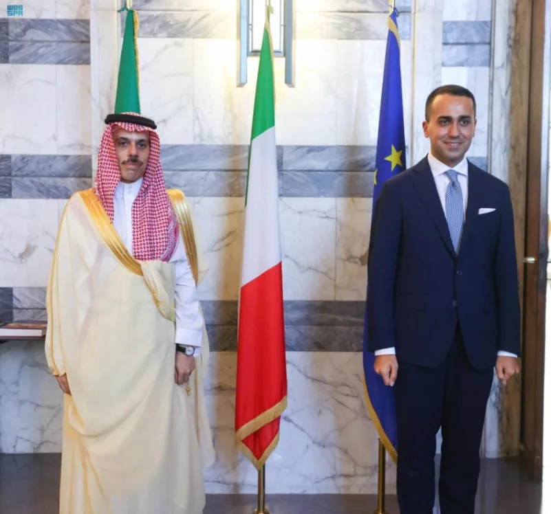 وزير الخارجية يبحث مع نظيره الإيطالي تعزيز العلاقات