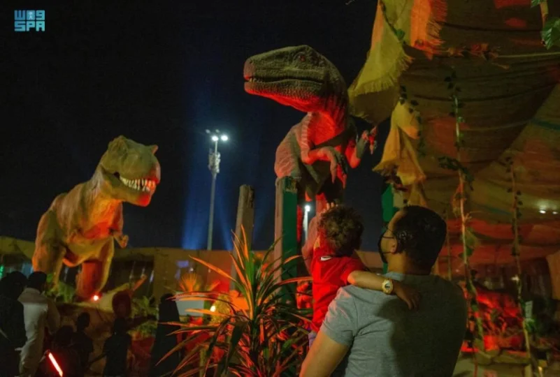 ديناصورات من مختلف الأنواع تستقطب الزوار بالمدينة المنورة