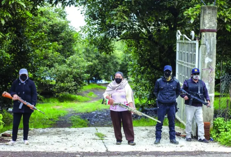 مزارعون يحملون السلاح في مواجهة مهربي المخدرات في المكسيك