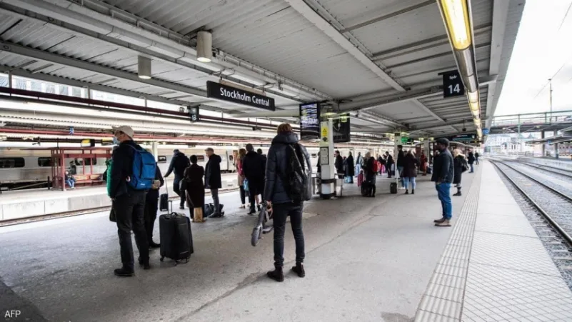 السويد : امرأة تلقي بنفسها وطفليها أمام القطار