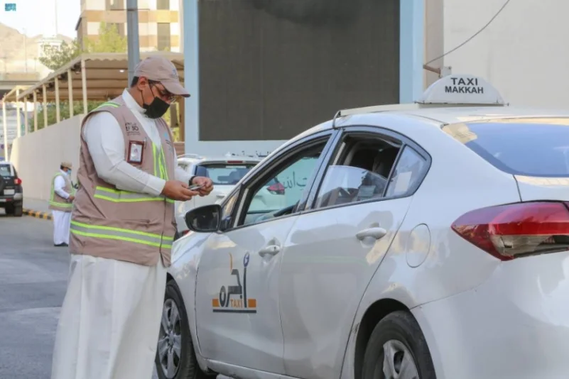 فحص 7270 سيارة أجرة عامة في "مركزية مكة" ورصد 385 مخالفة