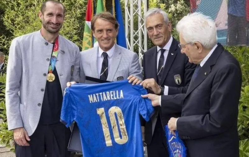 على طريقته الخاصة: الرئيس الإيطالي يكرم منتخب بلاده